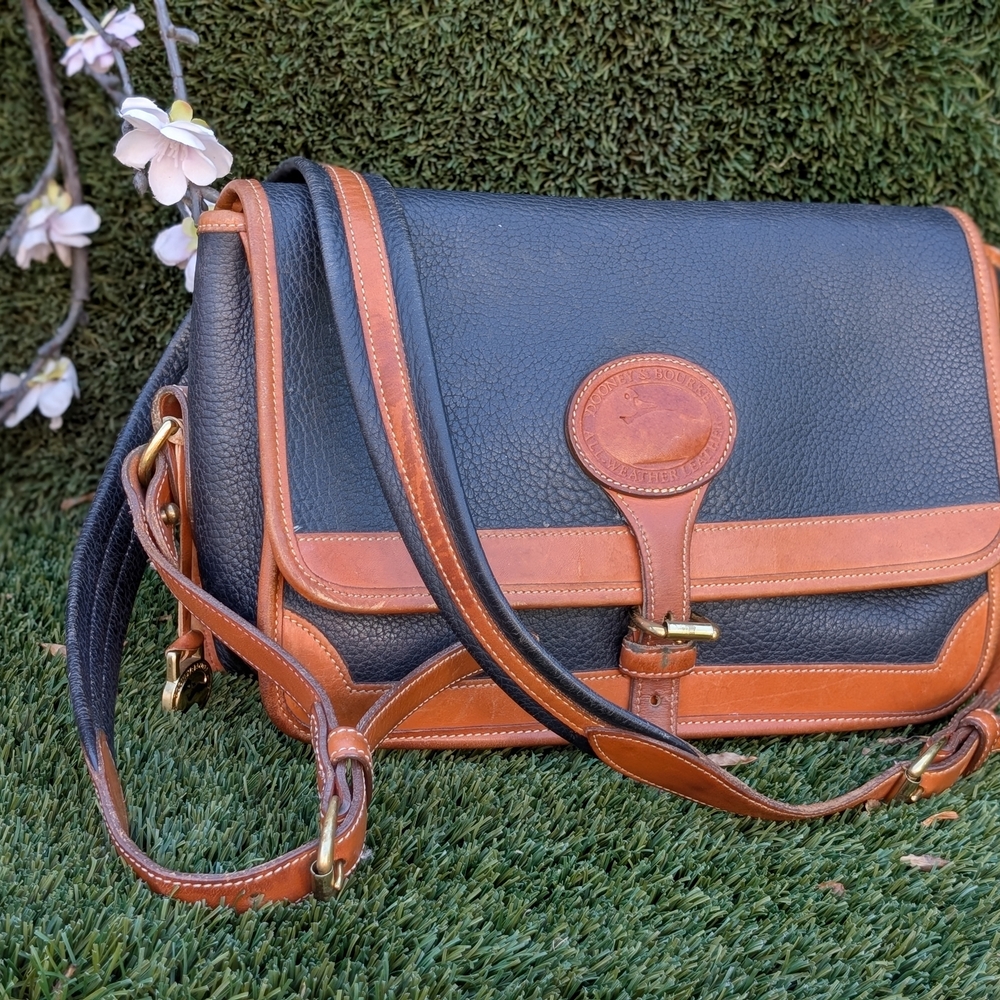Dooney & Bourke vinatge Saddle Flap Black and Tan Crossbody Bag AWL Leather PURS